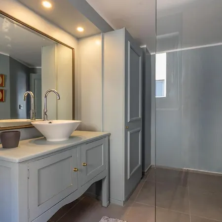 Stylish With Spectacular Views Apartment